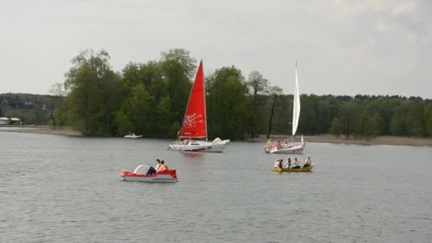Яхты и лодки на весеннем озере — стоковое видео