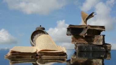 Eski kitapları saatli ayna ve Rüzgar