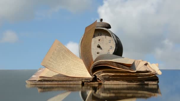 Altes Buch mit Uhr auf Spiegel und Wind — Stockvideo