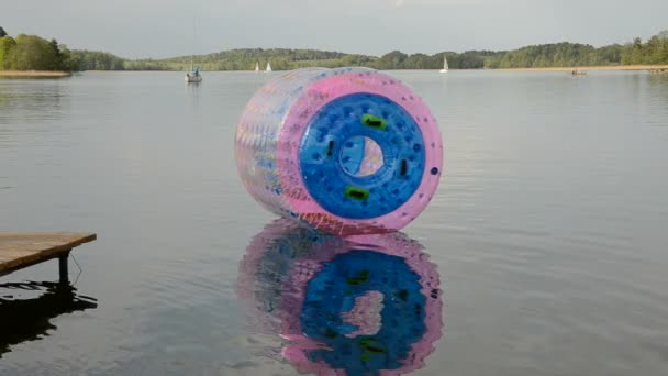 Tom zorbing bollen på sjövatten — Stockvideo