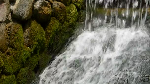 Водопад в старой речной плотине — стоковое видео