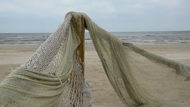 Alte Fischernetze am Meeresstrand — Stockvideo