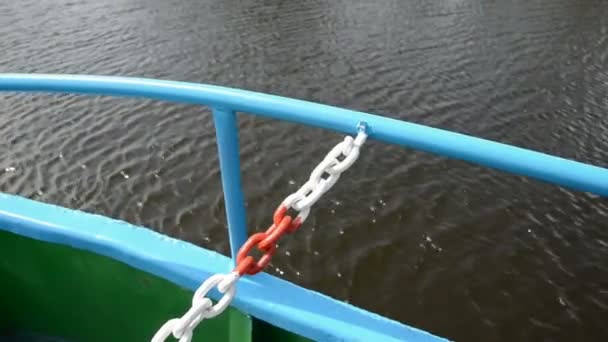 Barco detalle ferroviario y agua del lago — Vídeo de stock