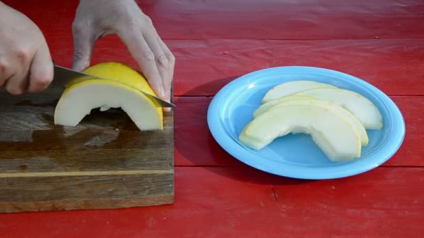 Corte o melão amarelo na mesa vermelha — Vídeo de Stock