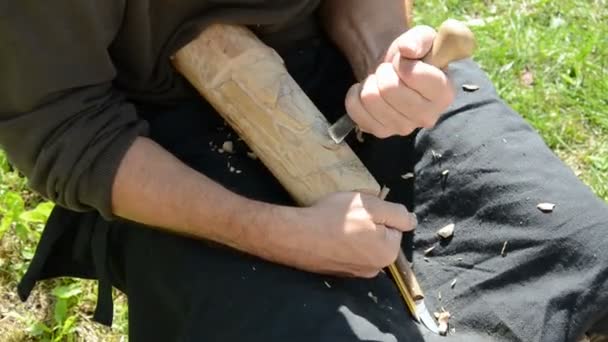 Carver händer carving objekt — Stockvideo