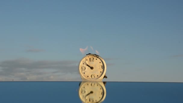 Le temps est un feu - horloge brûlante sur le miroir — Video