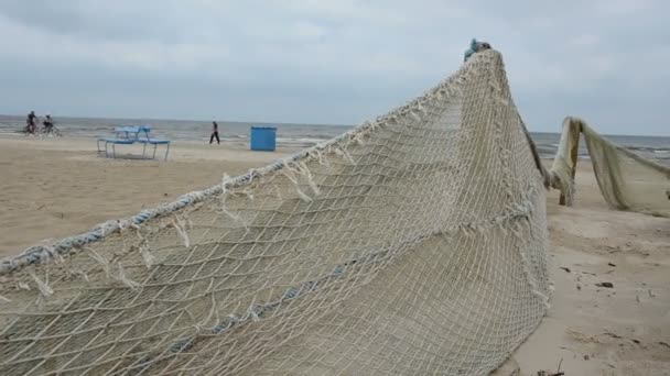 Velhas redes de pesca na praia do mar — Vídeo de Stock