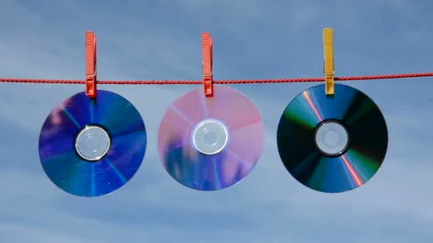 DVD- en cd-schijven op tekenreeks en wind — Stockvideo