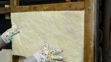 eski ahşap evin duvarında mineral Taş yünü izolasyon