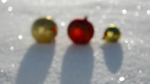 Bolas de Navidad en invierno nieve — Vídeo de stock