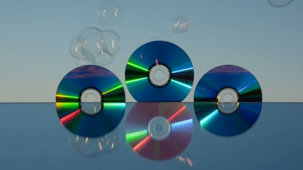 DVD-Discs auf Spiegel und Seifenblasen — Stockvideo