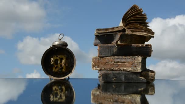 Oude boeken en vintage klok op spiegel — Stockvideo