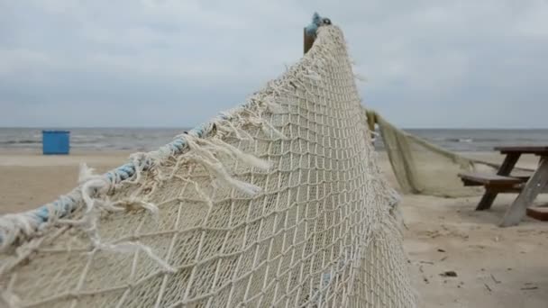 Retro-Fischernetze am Meeresstrand — Stockvideo