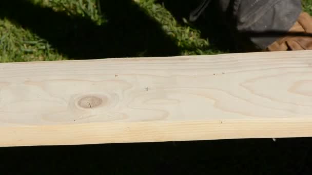 Carpenter measure wooden plank and marking it — Stock Video