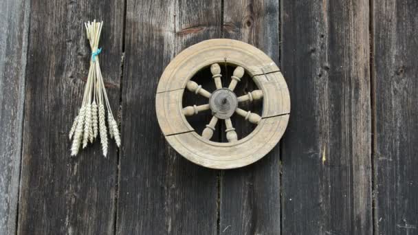 Suspendre le blé et le bouquet de bleuets sur le mur du ranch — Video