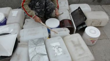 sokak müzisyeni ile orijinal davul çalma