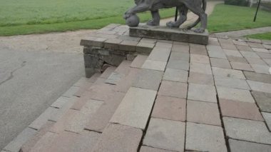 iki aslan heykeli manor park ve sabah sis içinde