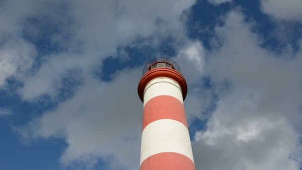 Vörös és fehér lighhouse, és az ég felhők — Stock videók