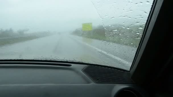 Lluvia de verano en la carretera — Vídeos de Stock