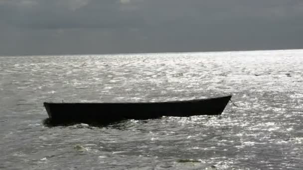 Barco en el mar y la luz del día nublado — Vídeo de stock