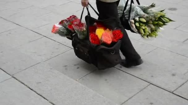 Bloemen brokken in de stedelijke straat — Stockvideo