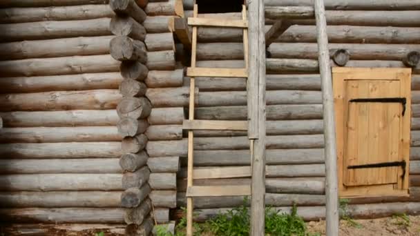 Restauración medieval de un castillo de madera en Letonia — Vídeos de Stock