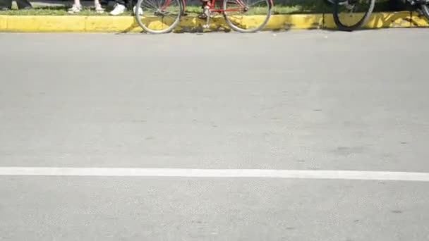 Motocykl rowerzystów w mieście ulicy — Wideo stockowe