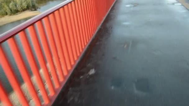 Câmera ambulante na ponte do rio e trilho vermelho — Vídeo de Stock