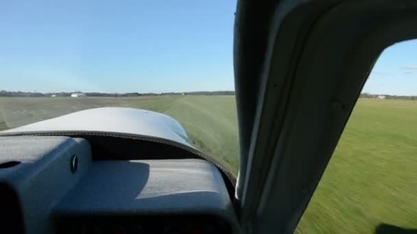 Avion pour gagner en hauteur dans l'aérodrome — Video