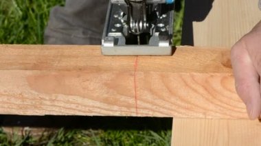 tahta kesme elektrikli testere ile bir marangoz