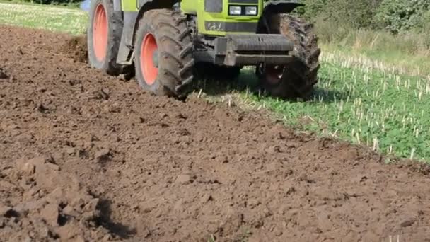 Trator arado campo de outono — Vídeo de Stock