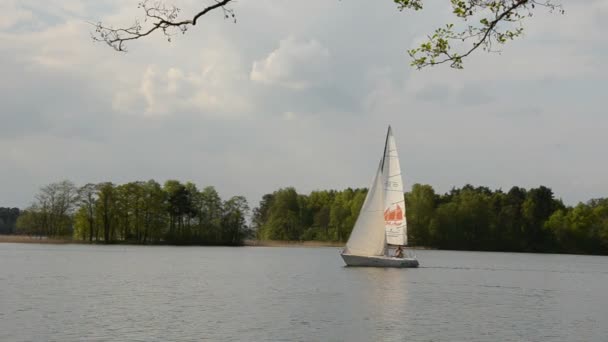 Yacht on resort spring lake — Stock Video