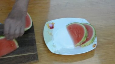 Büyükanne el karpuz tabak koyun