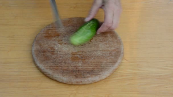 Oude vrouw handen gesneden komkommer — Stockvideo