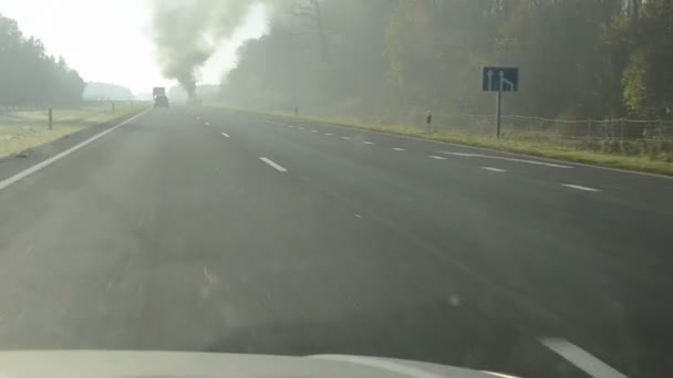 Fuego de coche en la carretera — Vídeos de Stock