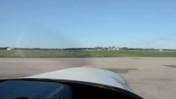 Pequenos movimentos de hélices de aeronaves no aeródromo — Vídeo de Stock