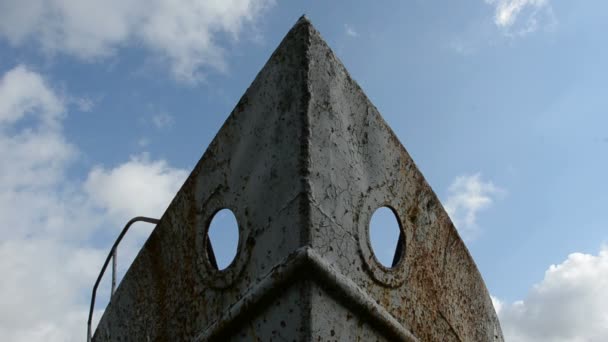 Fragmento de barco viejo y nubes del cielo vuelan — Vídeos de Stock