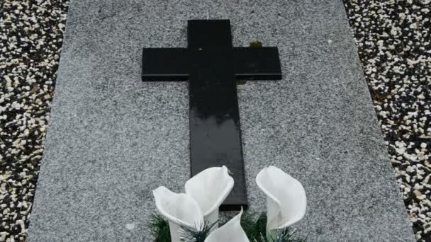 Lluvia en el cementerio sobre la tumba de piedra — Vídeos de Stock