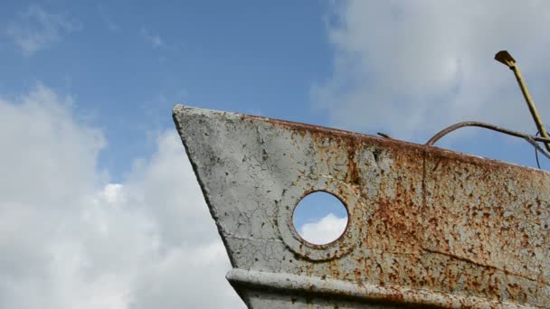 Antiguo fragmento de barco oxidado y nubes de cielo — Vídeos de Stock