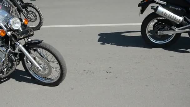 Motorradfahrer in der Stadtstraße — Stockvideo