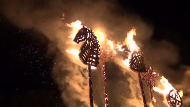 Brandende herfst etnografische sculpture festival in park — Stockvideo