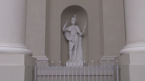 Historische Kathedrale religiöse Skulptur in der Nische — Stockvideo