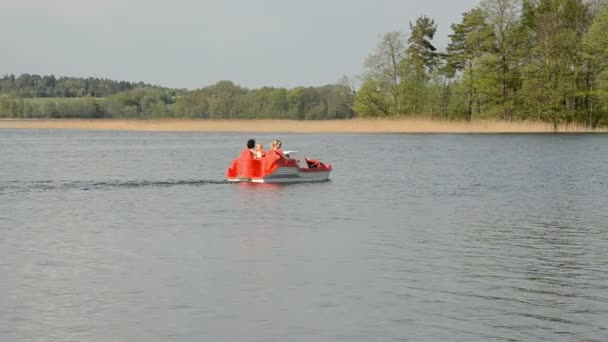 Семья в лодке на озере — стоковое видео
