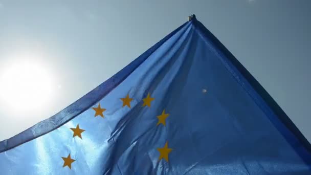 Bandera de la Unión Europea en viento — Vídeo de stock