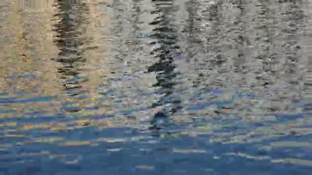 Abstracte bespiegelingen over stad rivier water achtergrond — Stockvideo