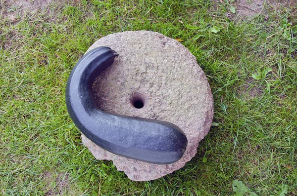 Yeşil kabak çiftlik ile eski millstone — Stok fotoğraf