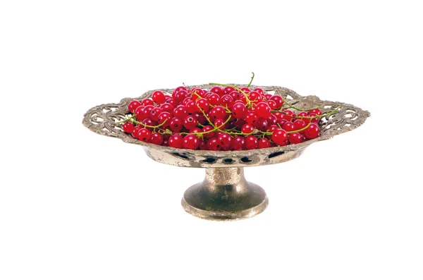 Červený rybíz berry v starověké kovová váza — Stock fotografie