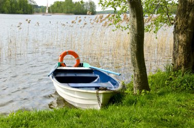 bir teknede yaşam şamandıra ile göl