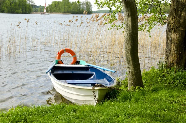 Una barca sul lago con boa di salvataggio — Foto Stock