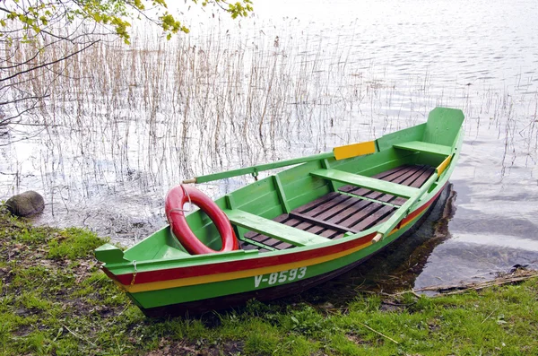 Spring lake båt med liv boj — Stockfoto